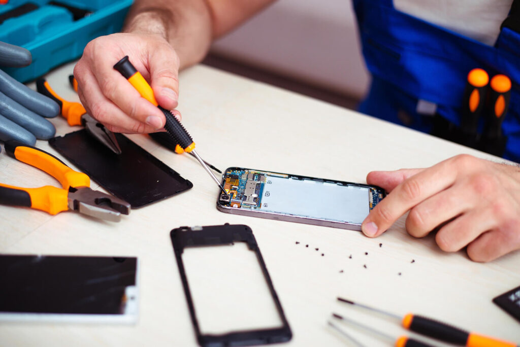 mobile phone repair technician in Canada at Gadgets & Gold